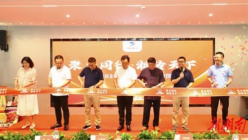 泰斗助陣，辣妹子夯實湘味復(fù)合調(diào)味醬賽道護(hù)城河